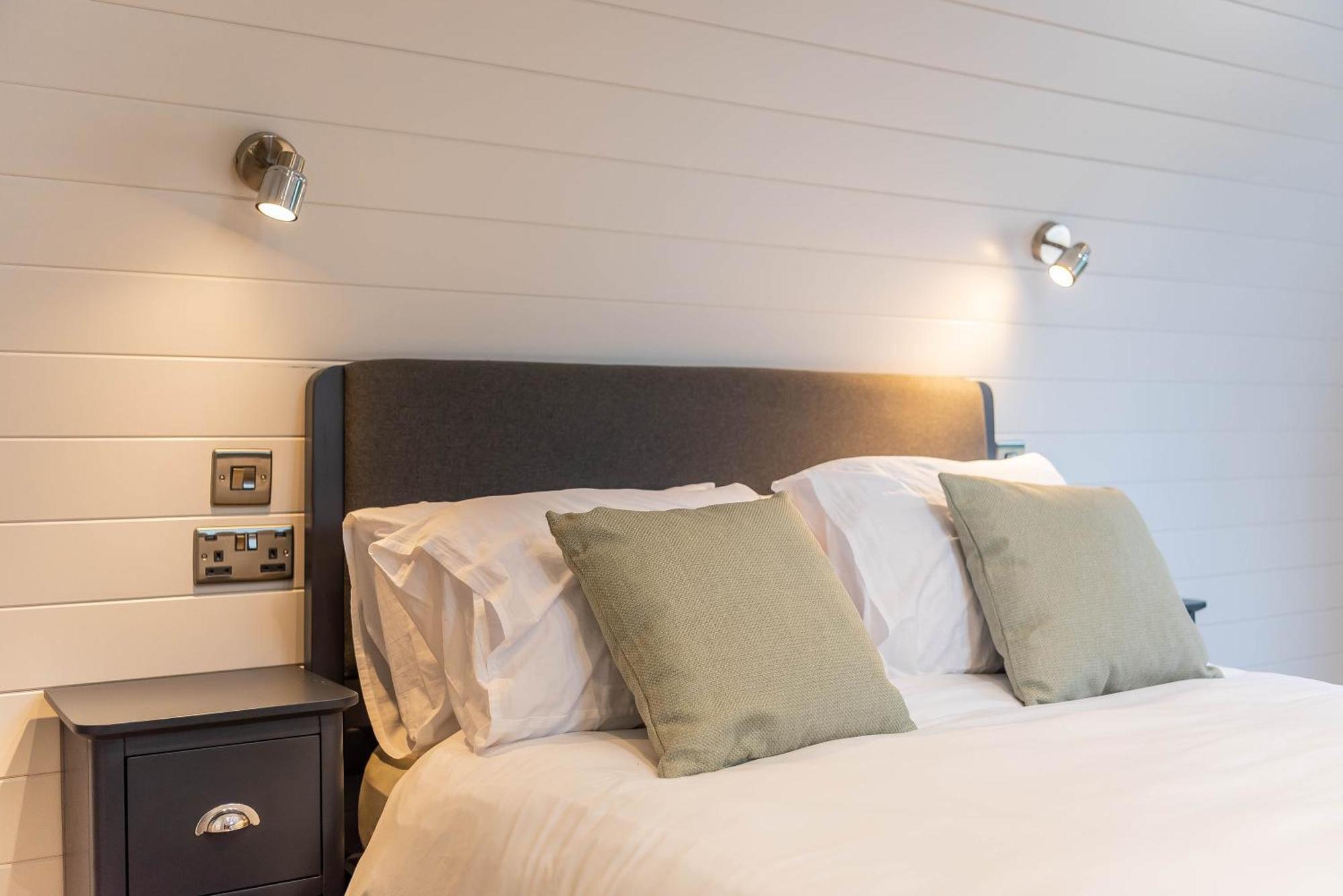 The Plough Inn Cabins Ramsden Εξωτερικό φωτογραφία
